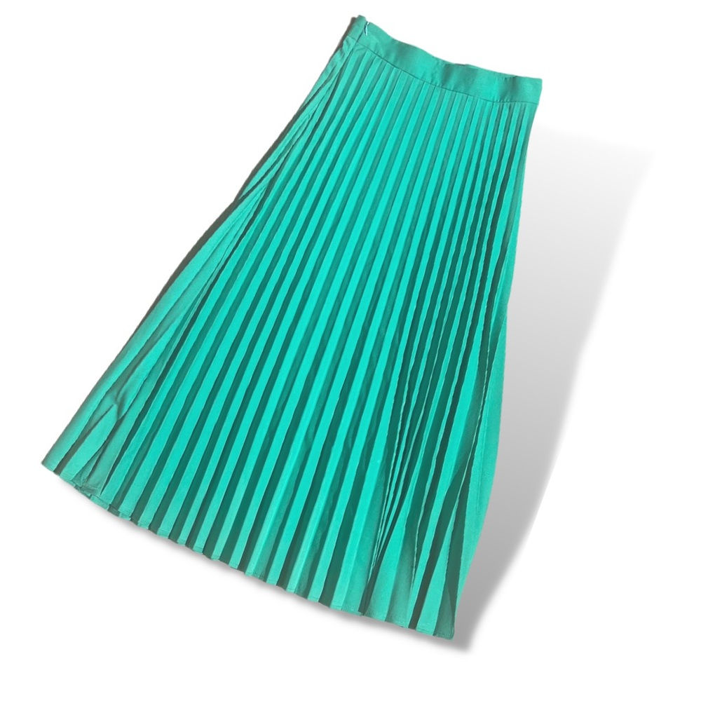 Blue/Green Accordion Pleated Mid Length Skirt.